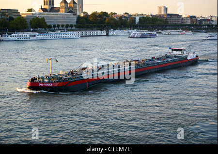 Un cargo nave "da Vinci" sul fiume Reno, Colonia Koln, Renania settentrionale-Vestfalia, Germania al tramonto Foto Stock