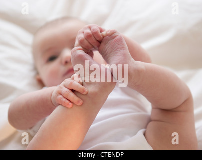 Stati Uniti d'America, New Jersey, Jersey City, baby boy (2-5) toccando il piede Foto Stock