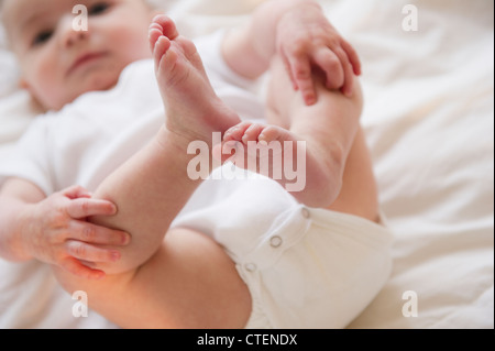 Stati Uniti d'America, New Jersey, Jersey City, baby boy (2-5) toccando le gambe Foto Stock