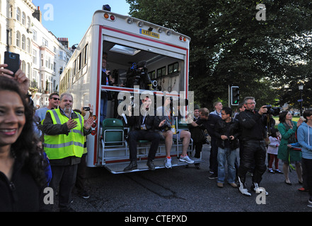 Fotografi e media sulla gazzetta LOCOG autobus presso la torcia olimpica evento in Brighton 17 Luglio 2012 Foto Stock