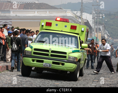 Ambulanza guatemalteco gare su incidente Antigua Guatemala Foto Stock