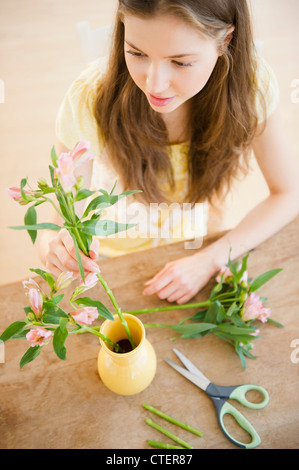Stati Uniti d'America, New Jersey, Jersey City, Donna disponendo bouquet Foto Stock