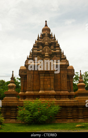 Stock Photo - Storico stupa rosso in Thailandia, contro il cielo blu Foto Stock