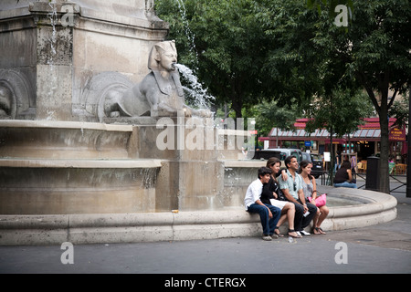 Famiglia posa per una foto di fronte ornano la fontana di acqua, Parigi Foto Stock
