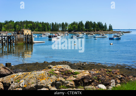 Lobster barche in un commerciale di pesca porto di gufi testa su St George Penisola, Knox County, Maine, Stati Uniti d'America Foto Stock