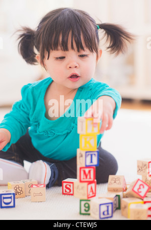 Stati Uniti d'America, New Jersey, Jersey City, Ritratto di bambina (12-17 mesi) riproduzione di blocchi alfabeto Foto Stock