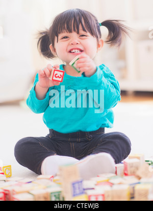 Stati Uniti d'America, New Jersey, Jersey City, Ritratto di bambina (12-17 mesi) riproduzione di blocchi alfabeto Foto Stock