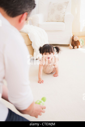 Stati Uniti d'America, New Jersey, Jersey City, Padre incoraggiando la nostra bambina (12-17 mesi) a ricerca per indicizzazione Foto Stock