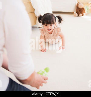 Stati Uniti d'America, New Jersey, Jersey City, Padre incoraggiando la nostra bambina (12-17 mesi) a ricerca per indicizzazione Foto Stock