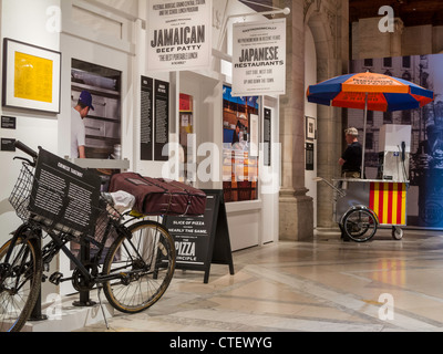 'Ora di pranzo NYC' mostra nella Biblioteca Pubblica di New York, la Fifth Avenue, New York Foto Stock