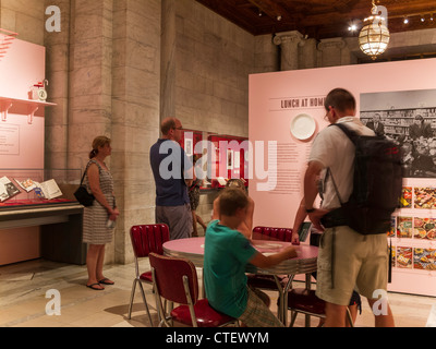 'Ora di pranzo NYC' mostra nella Biblioteca Pubblica di New York, la Fifth Avenue, New York Foto Stock