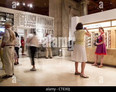 'Ora di pranzo NYC' mostra nella Biblioteca Pubblica di New York, la Fifth Avenue, New York Foto Stock