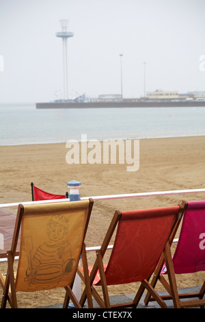 Weymouth Esplanade è decorato con 500 sedie a sdraio, sedie a sdraio, progettato dalla gente del posto a Weymouth Beach, Dorset UK in una giornata piovosa bagnata nel mese di luglio Foto Stock