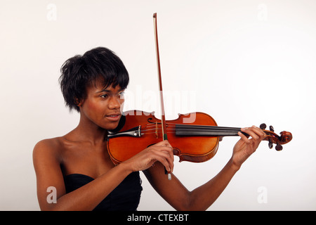 Giovane donna di colore a suonare il violino Foto Stock