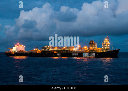 Oil Rig FPSO P47, Offshore di lavoro stato di Rio de Janeiro, Campos Basin, Brasile. Lavorando per Petrobras. Foto Stock