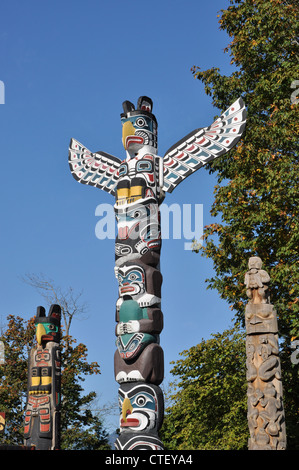 Totem sagomato in Stanley Park, BC Canada Foto Stock