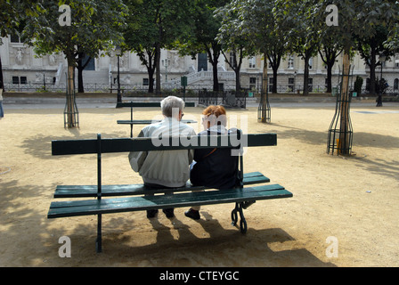 Una coppia di anziani su una panchina in luogo Dauphine Paris Foto Stock