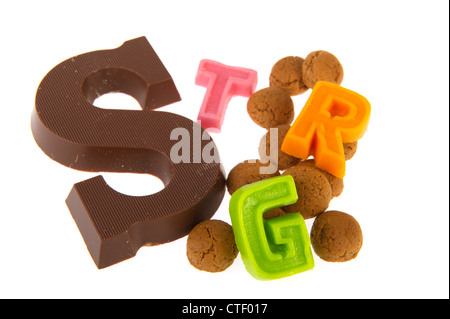 Lettera di cioccolato e pepernoten per l'olandese Sinterklaas vacanze Foto Stock