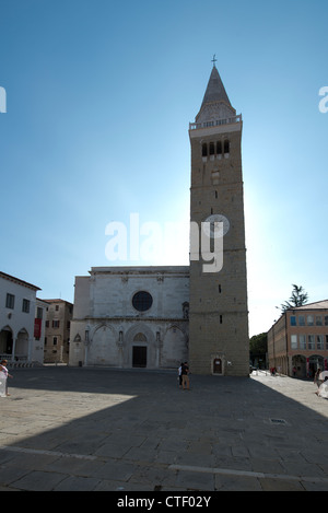 Carmine chiesa rotonda e la Cattedrale di St Nazarius, con la trecentesca torre di Capodistria Foto Stock