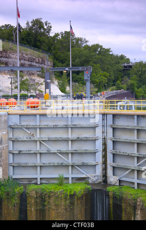 Bloccare e diga numero uno con i cancelli chiusi sul fiume Mississippi in Minneapolis Minnesota Foto Stock