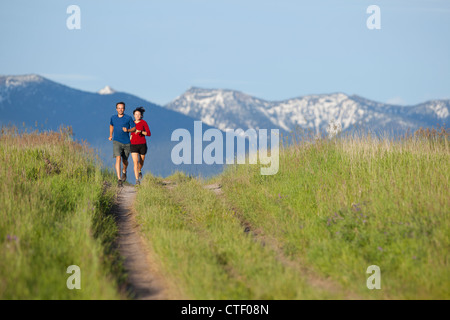 Stati Uniti d'America, Montana, Kalispell, giovane jogging in montagna Foto Stock