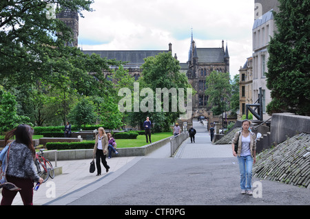 Guardando verso il basso ciò che in passato era Hillhead Street verso Glasgow University edificio principale in Scozia, Regno Unito. Gli studenti che si spostano tra gli edifici. Foto Stock