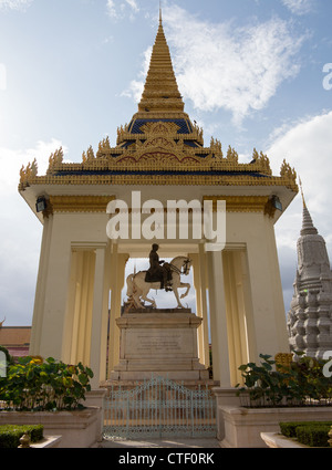 Cavaliere della statua di Pagoda d'argento nel Palazzo Reale di Phnom Penh Cambogia Foto Stock