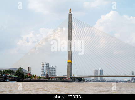 Il fiume Chao Phraya da Rama VIII bridge, Bangkok, Thailandia Foto Stock