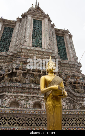 Prang di Wat Arun Rajwararam o Tempio di Dawn a Bangkok in Tailandia Foto Stock