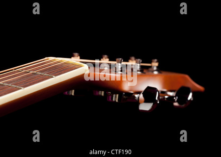 Macro abbattuto il fretboard di chitarra acustica con profondità di campo Foto Stock