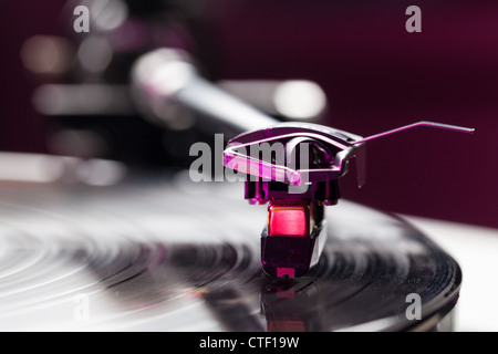 Long Playing LP record su record retrò player con braccio di tono e di una cartuccia Foto Stock