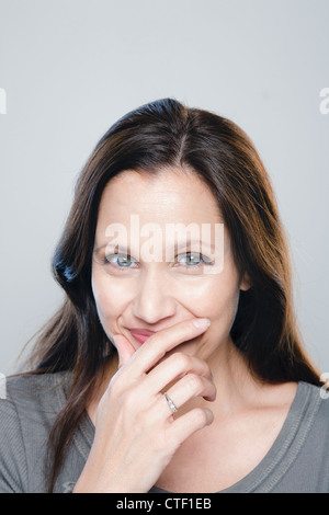 Ritratto di donna matura, studio shot Foto Stock