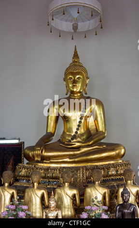 Ornate golden statua di Buddha nel Wat Po tempio vicino a Bangkok in Tailandia Foto Stock