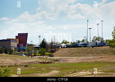 La scena al di fuori del secolo i teatri di film di Aurora, Colorado in cui 58 persone hanno sparato e ucciso 12 nella prima giornata. Foto Stock