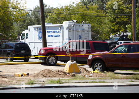 Una Polizia di Denver Bomb Squad van si trova al di fuori di presunti killer James Holmes' appartamento il giorno delle riprese di teatro Foto Stock