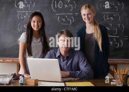 Stati Uniti, California, Los Angeles, Ritratto di insegnante di matematica con due studenti (14-15) Foto Stock