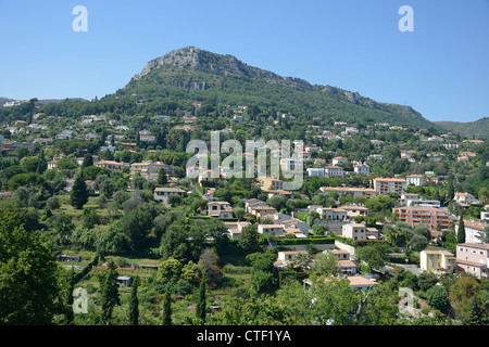 Vista del comune (città) da vecchie mura della città, Vence, Côte d'Azur, Alpes-Maritimes, Provence-Alpes-Côte d'Azur, in Francia Foto Stock