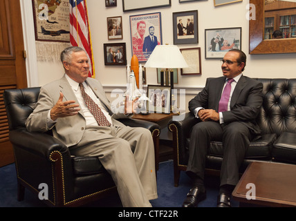 S.e. Lt. General Shaikh Rashed Bin Abdulla Al Khalifa, Bahrein il Ministro degli Interni incontra con sost. Dana Rohrabacher (R-CA) duri Foto Stock