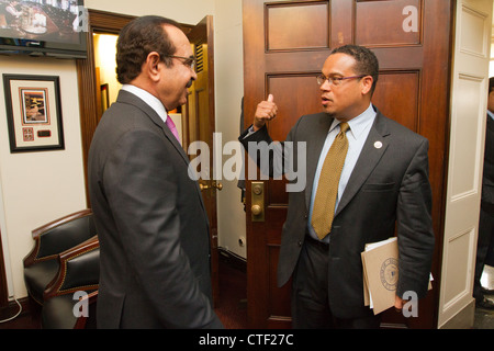 S.e. Lt. General Shaikh Rashed Bin Abdulla Al Khalifa, ministro degli interni si incontra con sost. Keith Ellison (D-MN) durante un'offic Foto Stock