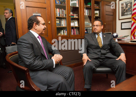 S.e. Lt. General Shaikh Rashed Bin Abdulla Al Khalifa, ministro degli interni si incontra con sost. Keith Ellison (D-MN) durante un'offic Foto Stock