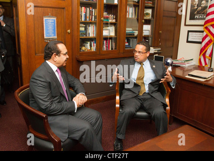 S.e. Lt. General Shaikh Rashed Bin Abdulla Al Khalifa, ministro degli interni si incontra con sost. Keith Ellison (D-MN) durante un'offic Foto Stock