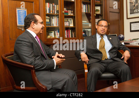 S.e. Lt. General Shaikh Rashed Bin Abdulla Al Khalifa, ministro degli interni si incontra con sost. Keith Ellison (D-MN) durante un'offic Foto Stock