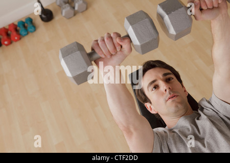 Stati Uniti, California, Los Angeles, giovane uomo che esercitano con il manubrio Foto Stock