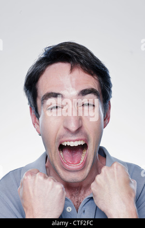 Ritratto di uomo eccitato, studio shot Foto Stock