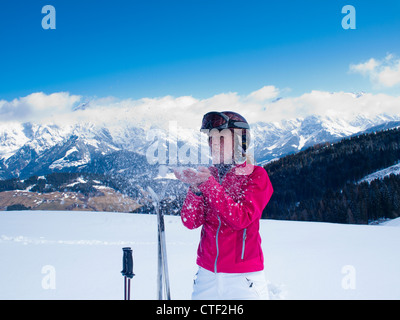 Austria, Maria Alm, Donna alla cima della montagna neve Foto Stock