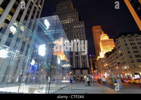 Apple Flagship Store lungo la Quinta Avenue in New York City. Foto Stock