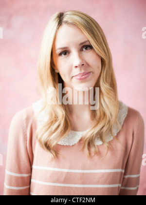 Ritratto di giovane donna sorridente, studio shot Foto Stock