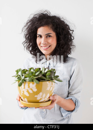 Bella giovane donna azienda impianto pot Foto Stock