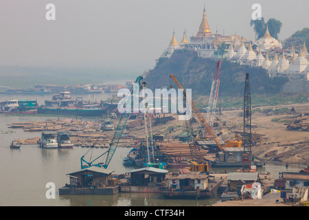 Trasporto di registro di funzionamento e Shwe-kyet-kay tempio buddista sul fiume Irrawaddy vicino Sagaing Myanmar Foto Stock