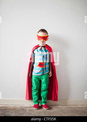 Ritratto di bimbo piccolo ragazzo (2-3) in costume da supereroe Foto Stock
